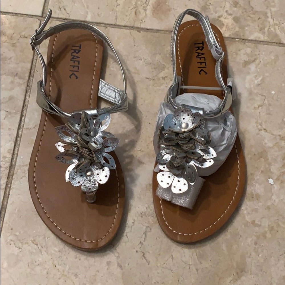 Traffic silver size 6 sandal